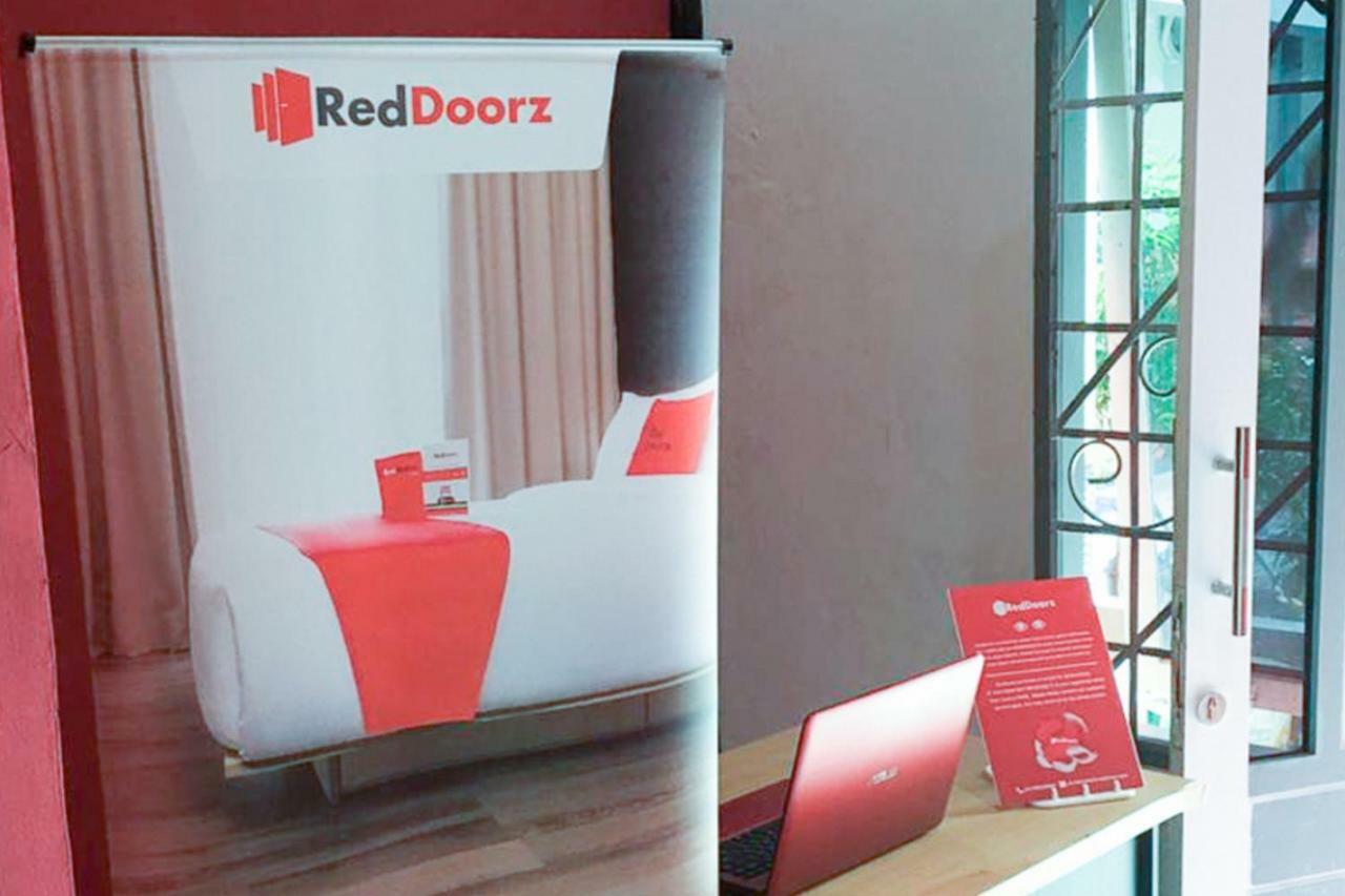 Hotel Reddoorz @ Simpang Lima Jupiter Sorong Exterior foto