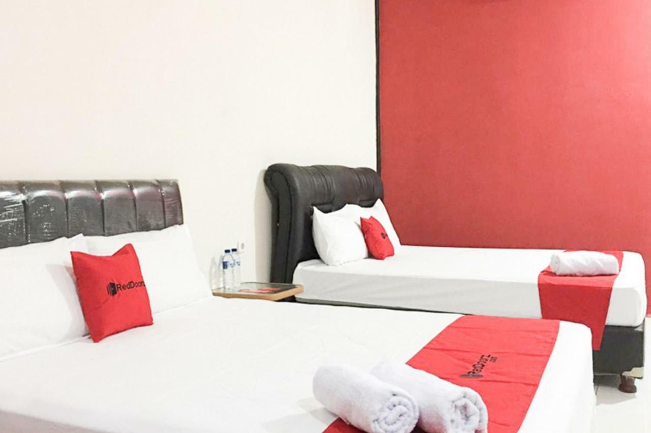 Hotel Reddoorz @ Simpang Lima Jupiter Sorong Exterior foto