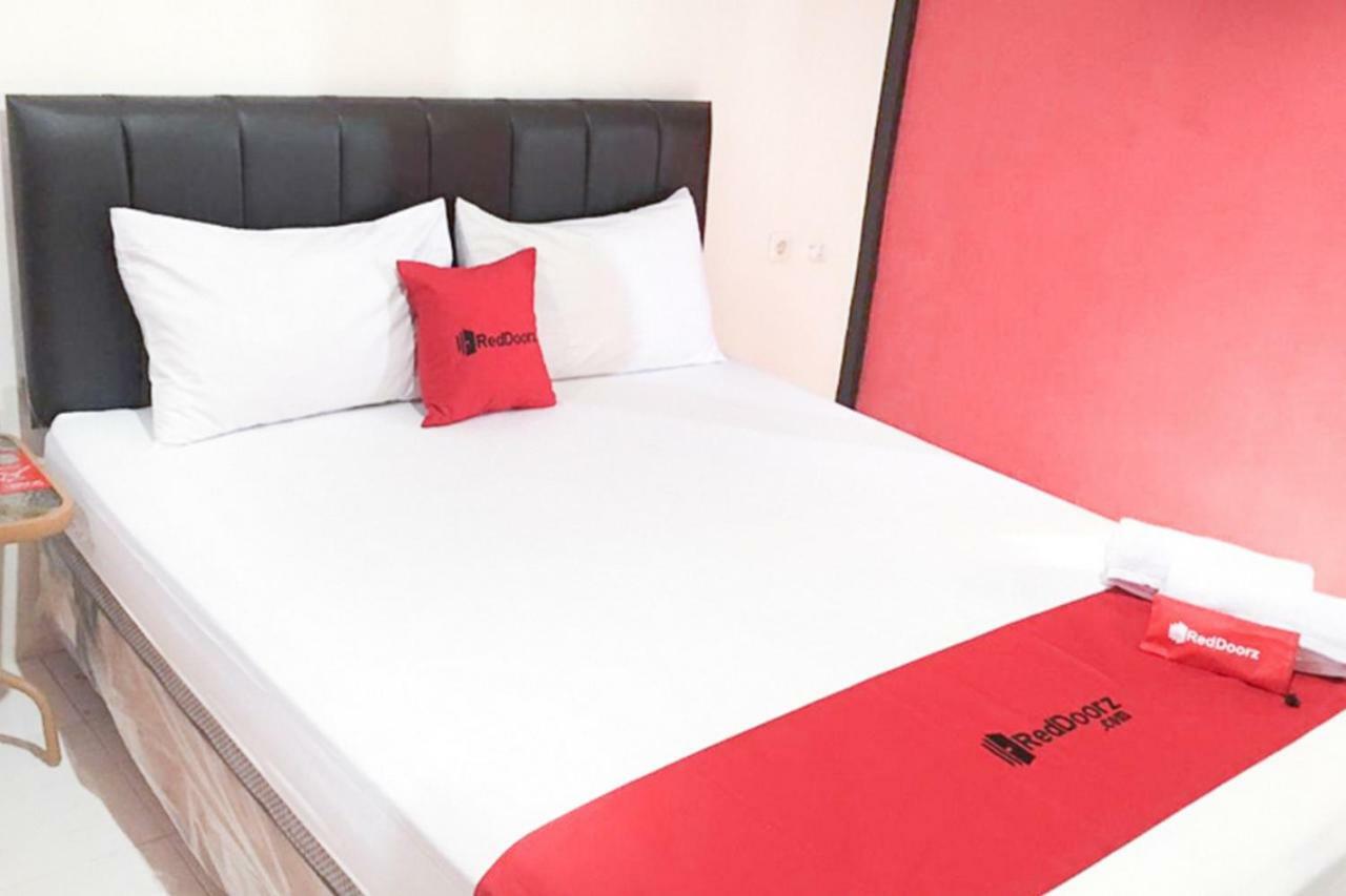 Hotel Reddoorz @ Simpang Lima Jupiter Sorong Exterior foto